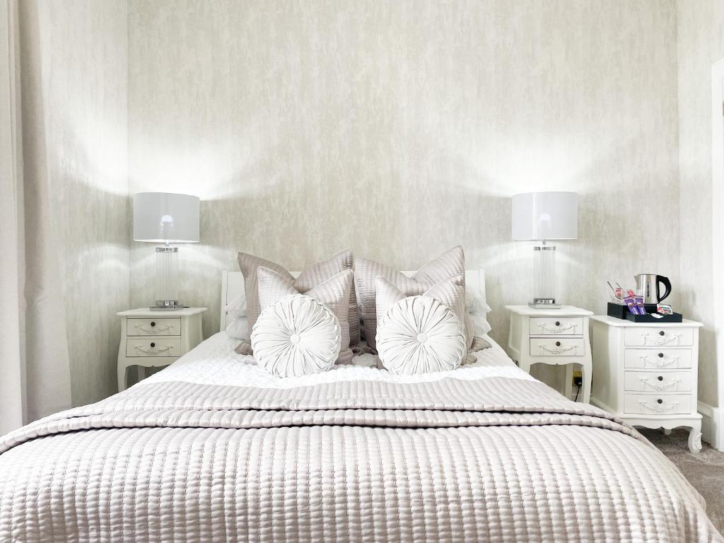 Double room with ensuite shower at Kenavara House in Oban